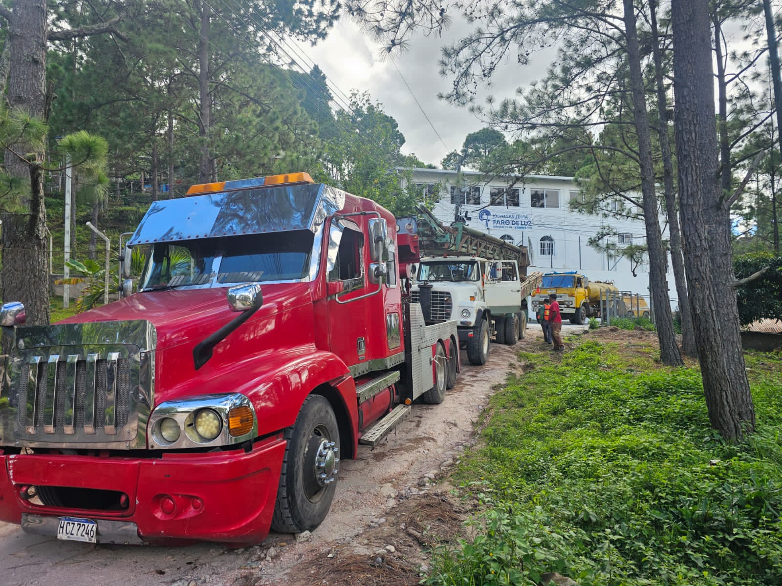 Grúa de rescate pesado con equipo de perforación en remolque