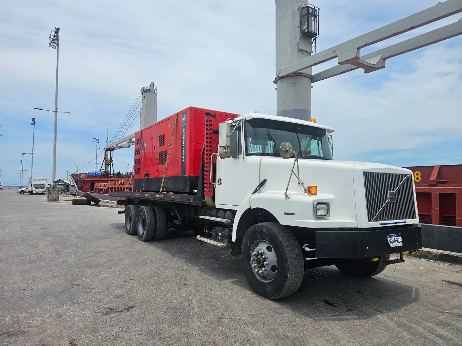 Transporte de generador industrial en plataforma desde el puerto
