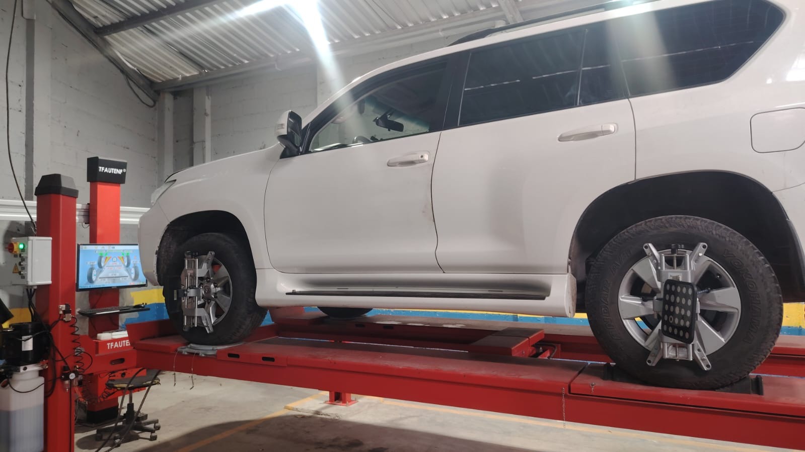 Vehículo en la máquina de alineación computarizada de Auto Centro V&R