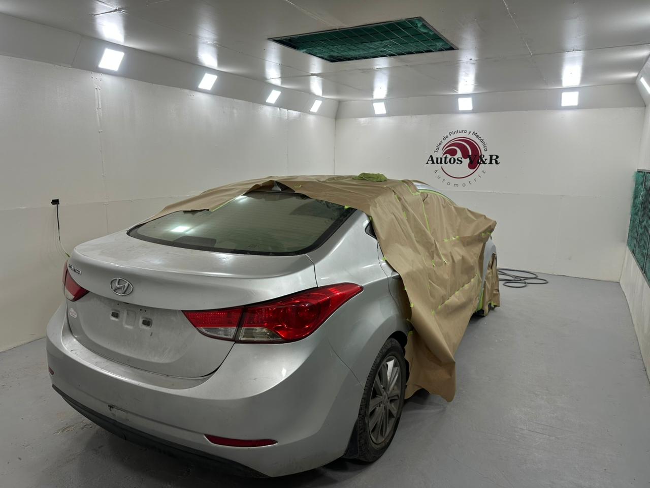 Vehículo en proceso de pintura parcial en la cabina
